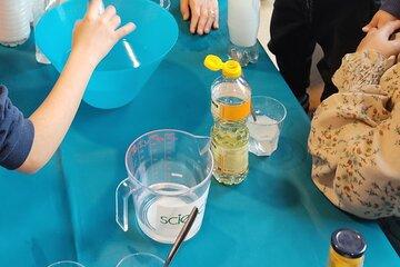 Enfants faisant des expériences avec des ingrédients alimentaires.