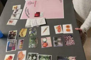 stand avec des illustrations d'aliments