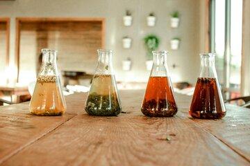 Série de 4 contenants en verre remplis d'aliments et de liquides colorés