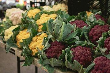 Un étal de choux-fleurs aux couleurs variées