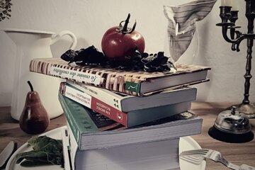 des livres sur une assiette