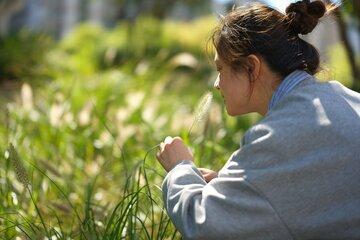 Une femme assise dans un champ d'herbe