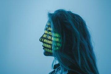 Projection de codes binaires sur le visage d'une femme