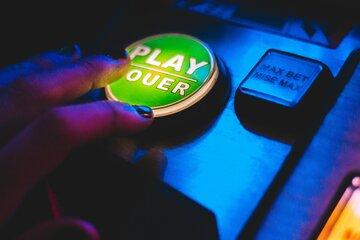 Personne touchant un buzzer