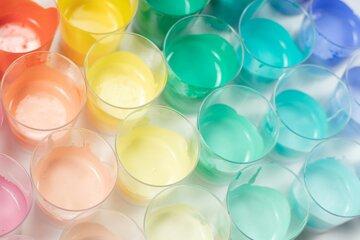 Gobelets transparent remplis de liquides de différentes couleurs