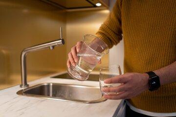 Verres d'eau devant robinet