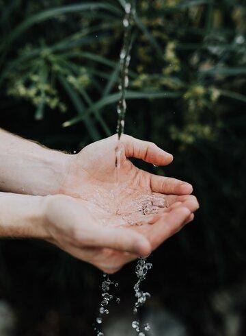 Les Mystères de l'eau Mains recevant de l'eau