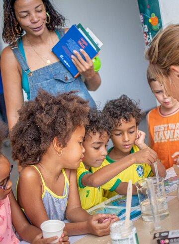 Stand Village des Sciences 2019 Groupe d'enfants autour d'un stand du Village des Sciences
