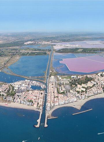 Vue aérienne entre mer et étangs Le Grau du Roi