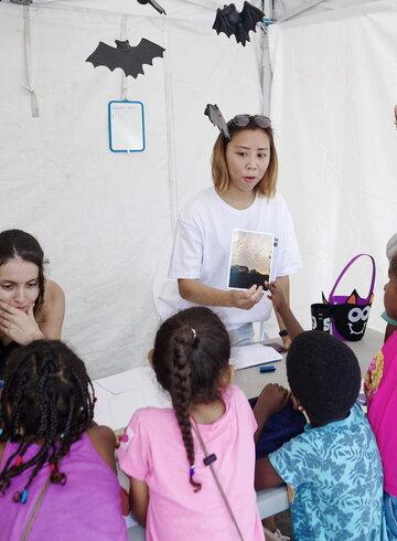 Un atelier de médiation scientifique, au cour duquel la chercheuse présente à des enfants son travail et sa recherche de manière accessible: un bénéfice pour le public comme pour le représentant.