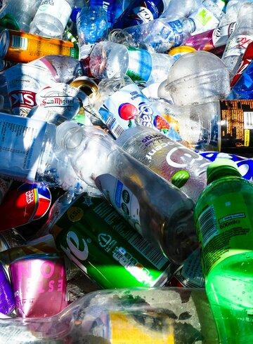 Empilement de bouteilles plastiques colorées