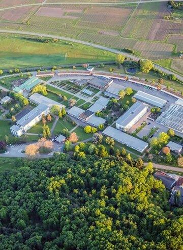 Vue aérienne du lycée du Pflixbourg à Wintzenheim avec une vue d'ensemble des bâtiments situés en pleine nature.