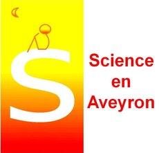 Logo rouge et jaune avec un S blanc ; un enfant assis sur le S regarde la Lune.