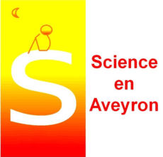 Un enfant assis sur le S de Science, contemple la Lune