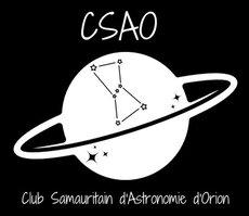 Le logo du CSAO montre Saturne remplie avec la constellation Orion. Avec mention Club Samauritain d'Astronomie Orion