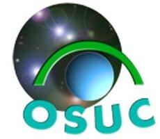 La Terre avec l'espace étoilé en fond, les lettres OSUC le tout formant un oeil