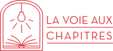 Logo de la librairie La voie aux chapitres montrant un contour de fenêtre dans laquelle une ampoule suspendue éclaire un livre ouvert. Le tout est représenté en rouge dans un style minimaliste.