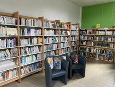 Rayonnages de livres à la bibliothèque de Saint-Sulpice-la-Forêt